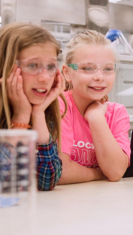 Hill's Pet Nutrition Center researcher showing the pet food lab to a group of kids