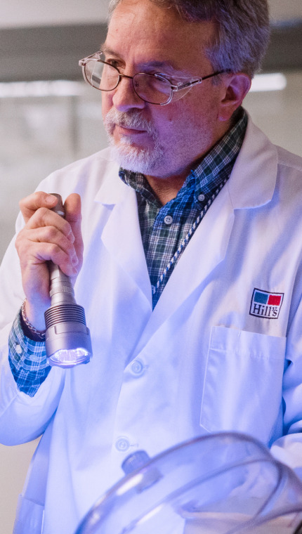 Hill's Pet Nutrition Center researcher showing the pet food lab to a group of kids